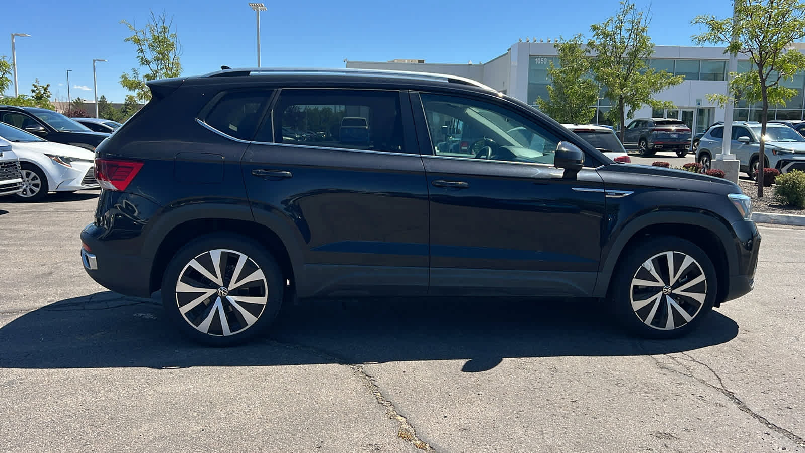 Certified 2022 Volkswagen Taos SE FWD image 4