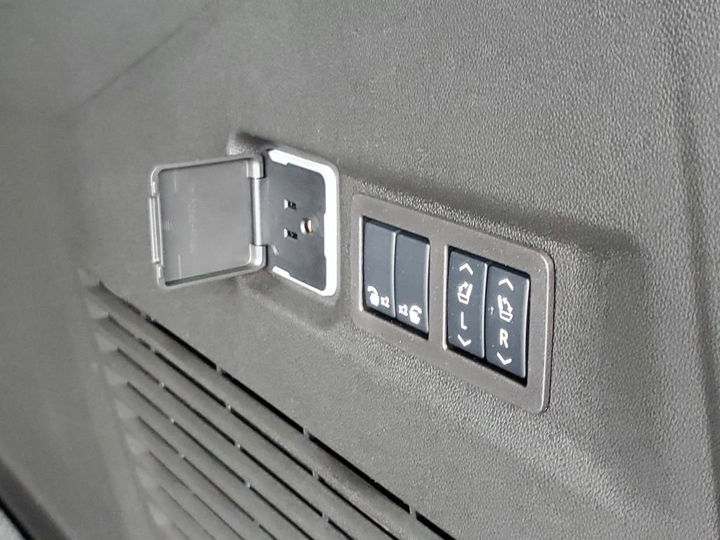 New 2025 Chevrolet Suburban High Country image 32