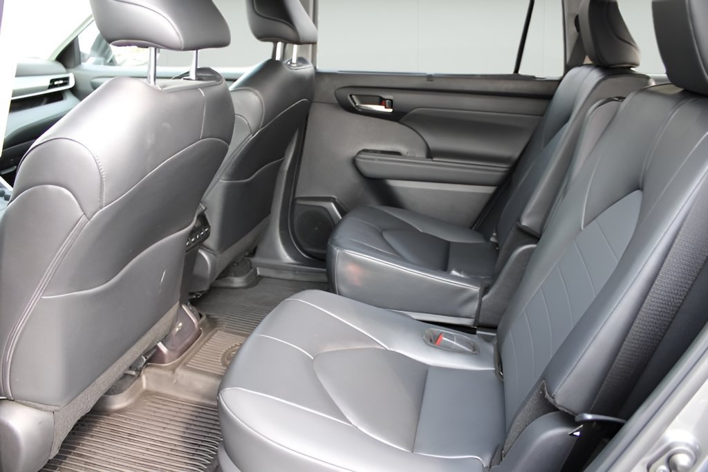 Used 2025 Toyota Highlander XLE AWD/4WD image 21