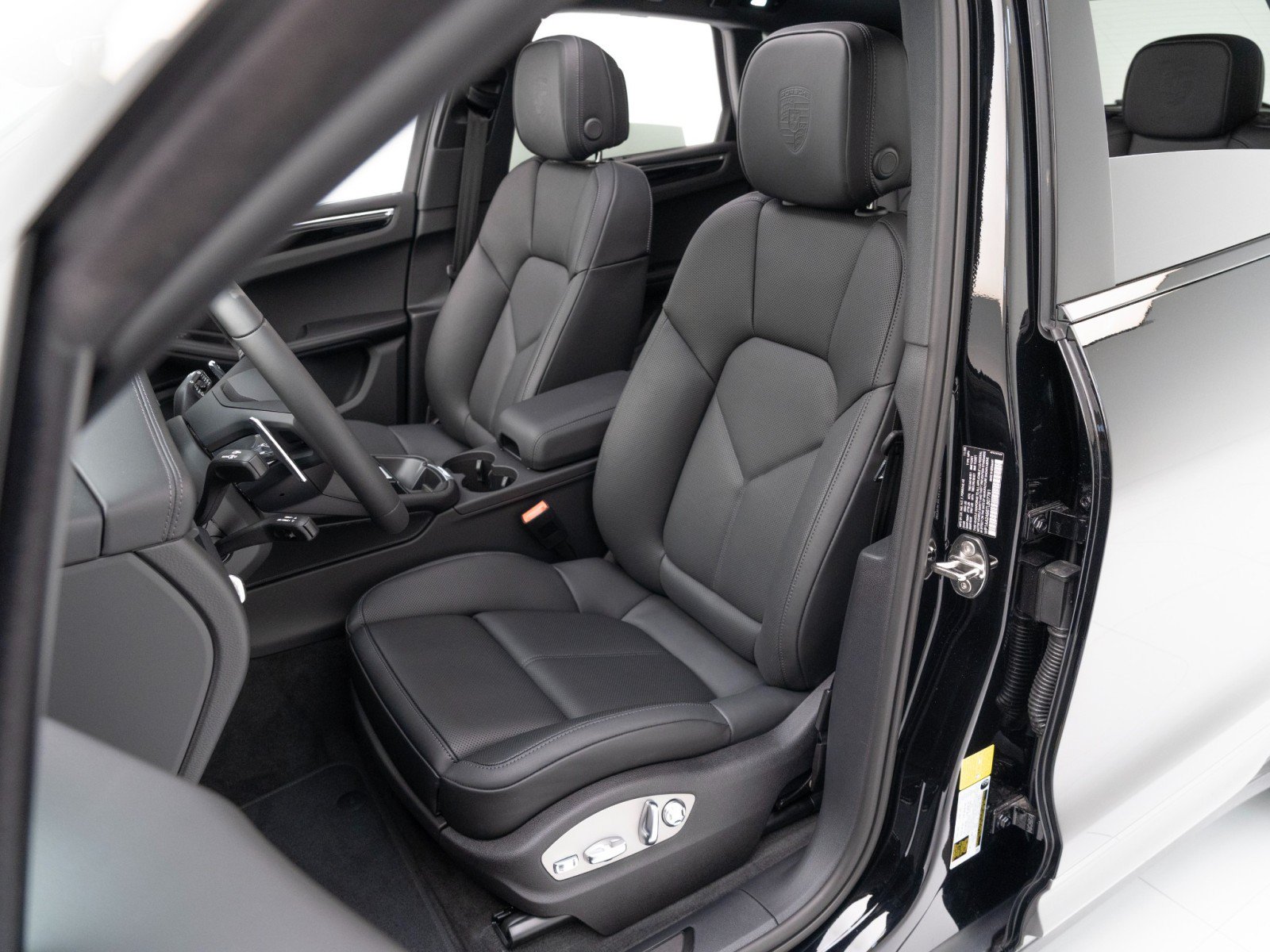Certified 2026 Porsche Macan Turbo AWD/4WD image 5
