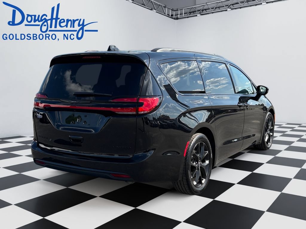 Used 2025 Chrysler Pacifica Limited FWD image 5