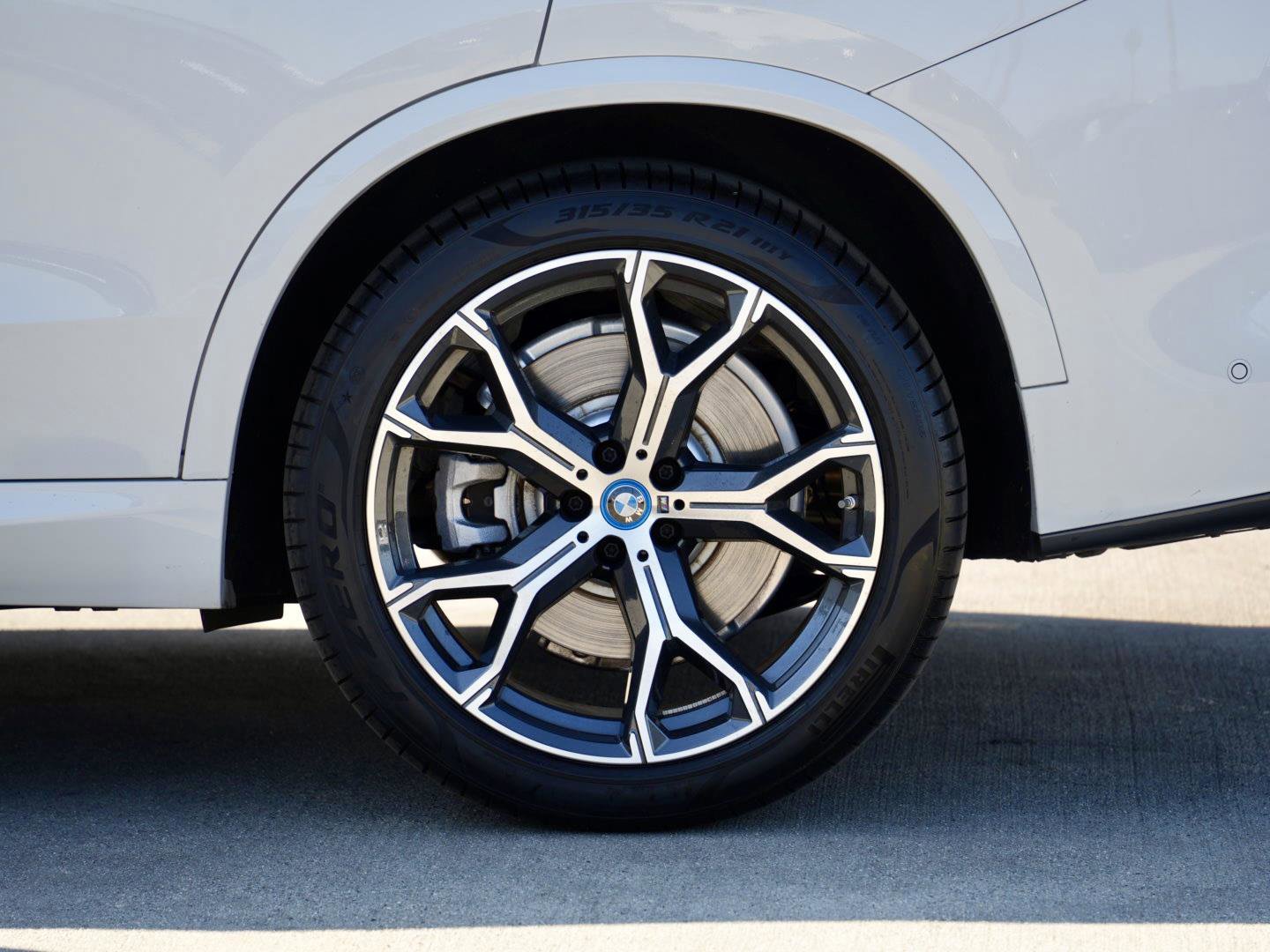 Used 2025 BMW X5 xDrive50e w/ M Sport Package AWD/4WD image 5