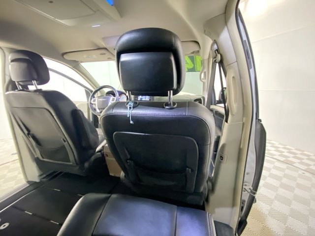 Used 2014 Chrysler Town & Country Touring w/ Driver Convenience Group image 37