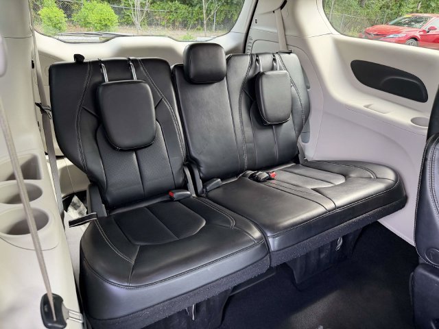 Used 2023 Chrysler Pacifica Touring-L FWD image 14