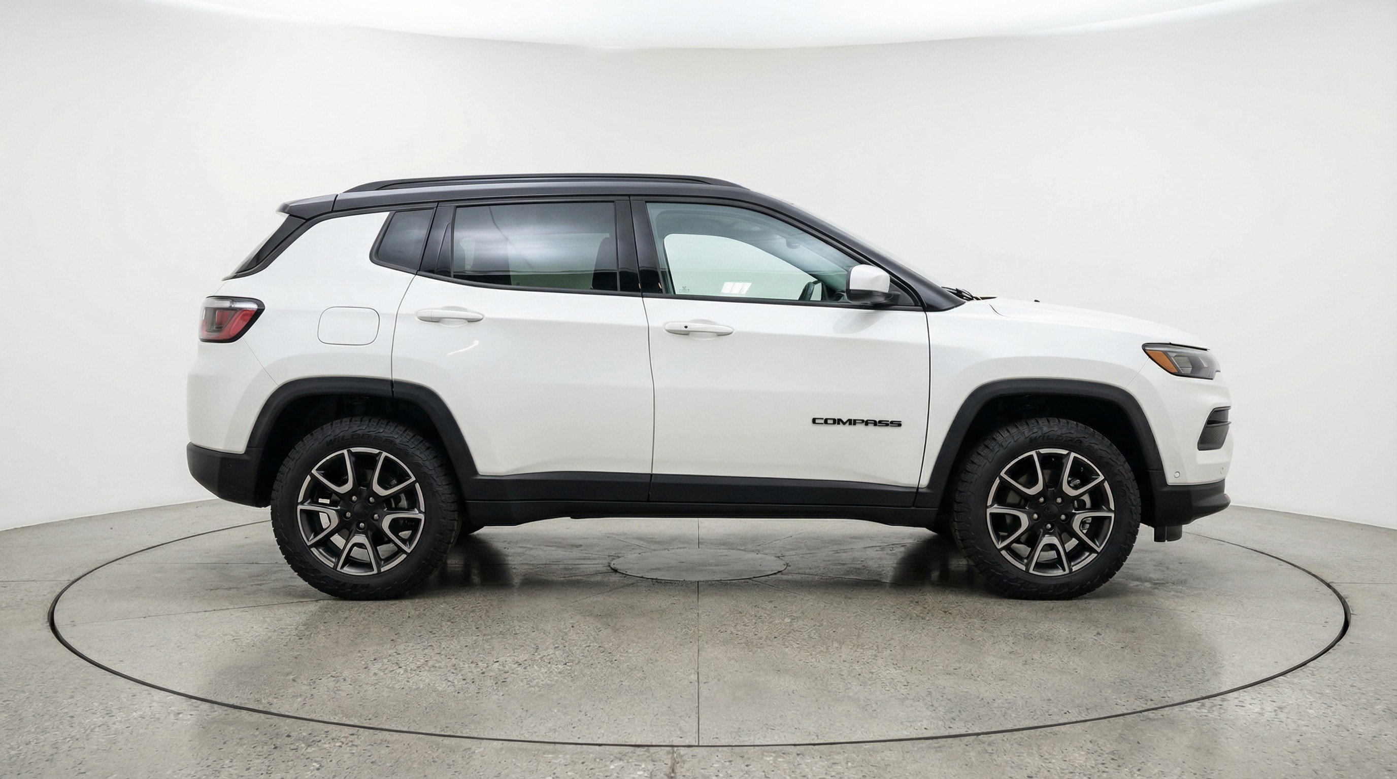 Used 2025 Jeep Compass Trailhawk image 11