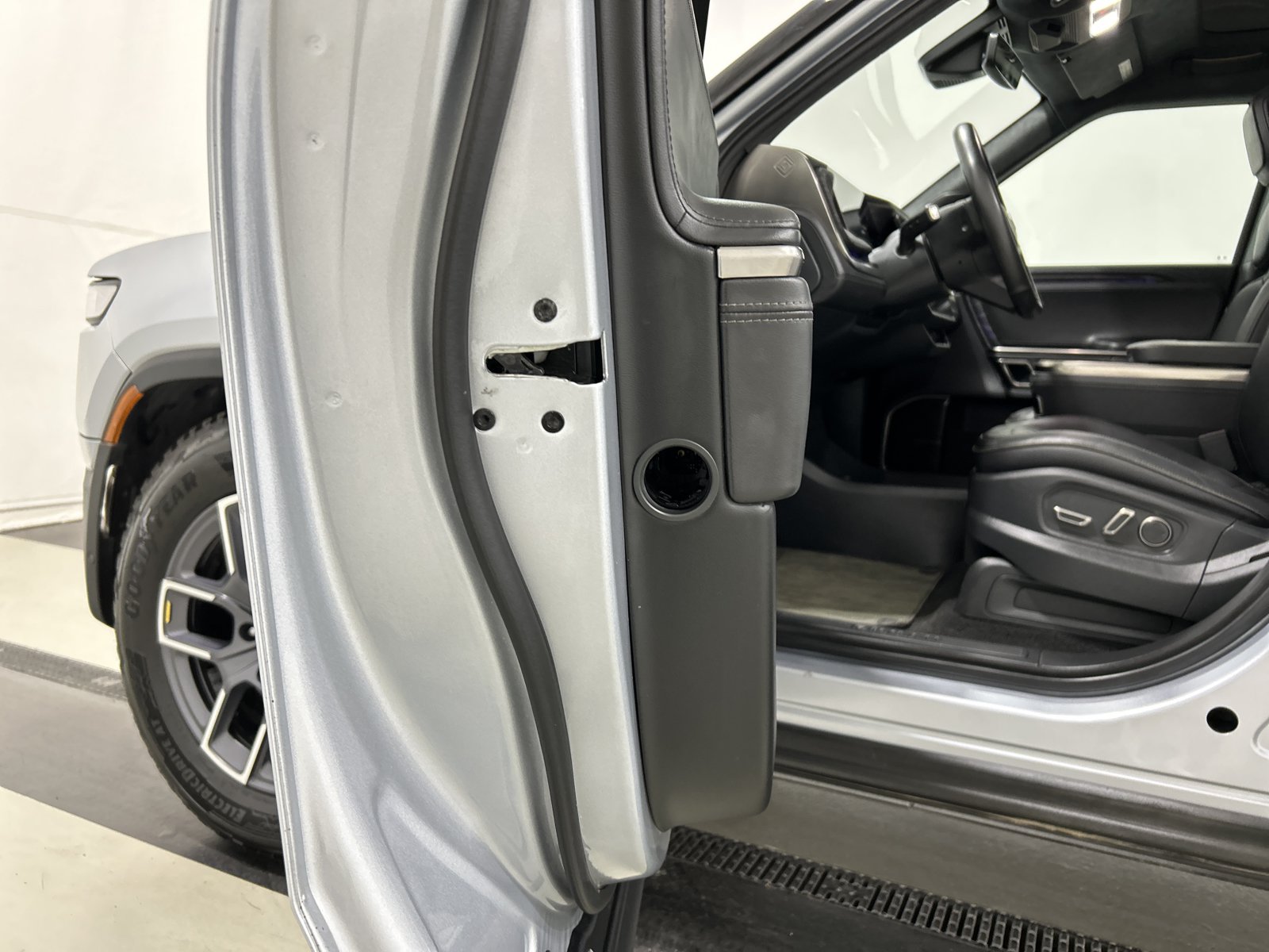 Used 2022 Rivian R1T Adventure AWD/4WD image 30