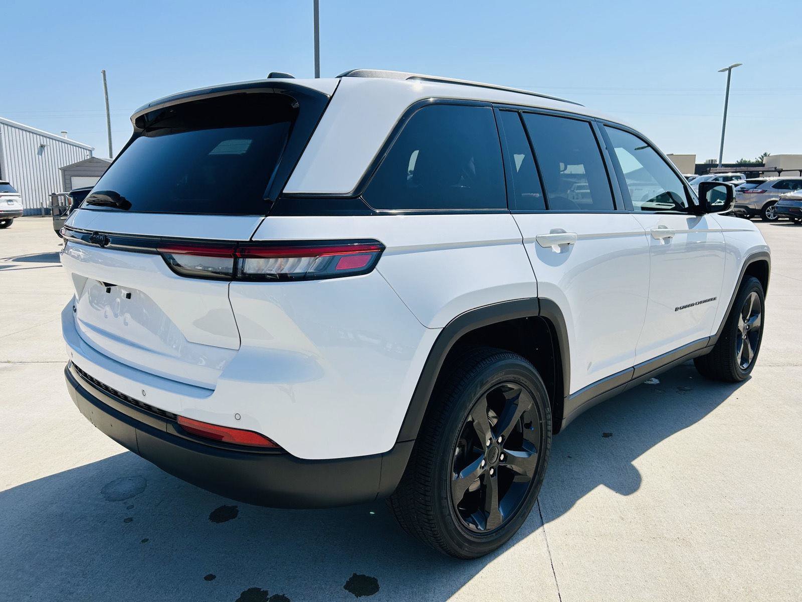 Used 2023 Jeep Grand Cherokee Altitude AWD/4WD image 38