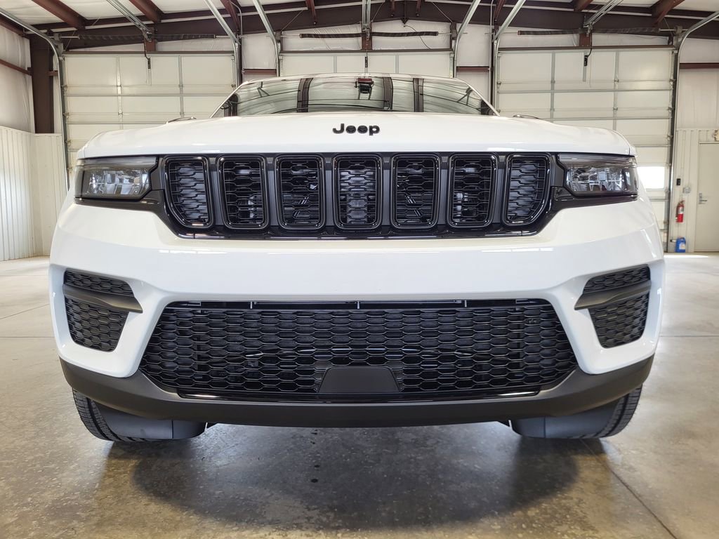 New 2025 Jeep Grand Cherokee Altitude image 8