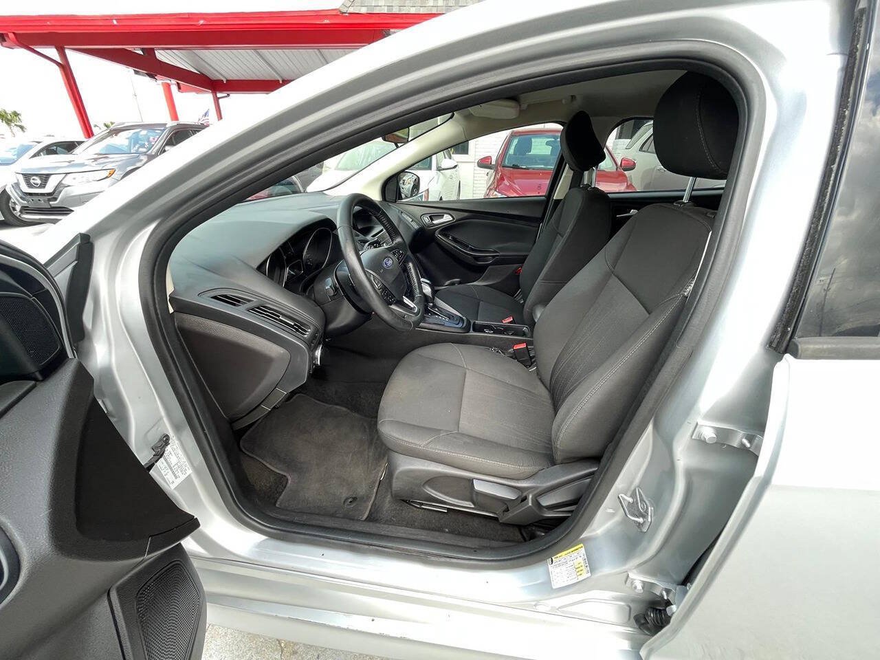 Used 2016 Ford Focus SE w/ SE Sport Package FWD image 3