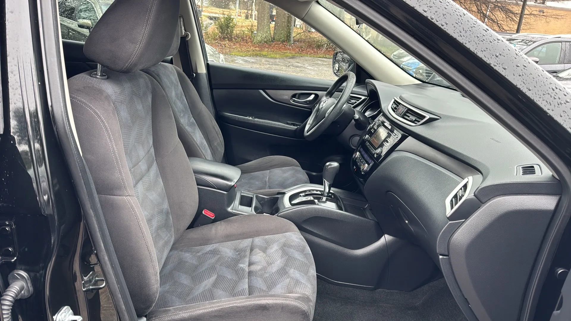 Used 2015 Nissan Rogue SV image 12