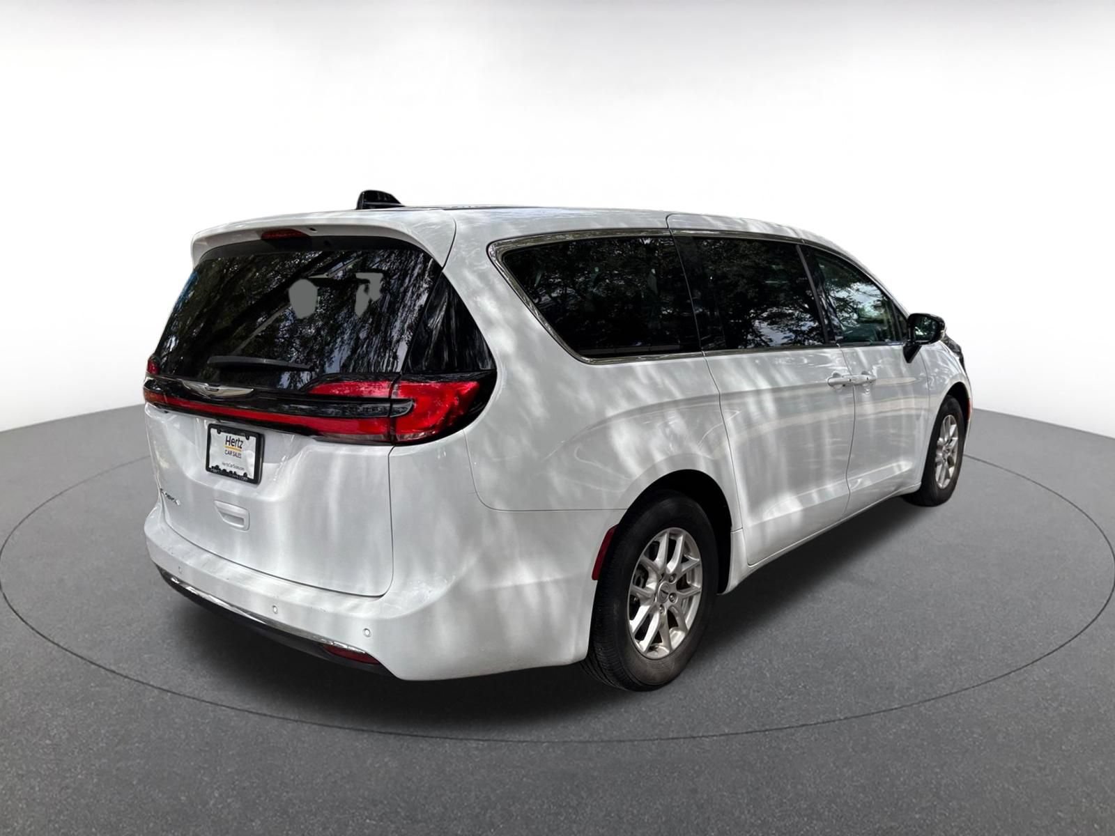 Used 2024 Chrysler Pacifica Touring-L FWD image 12