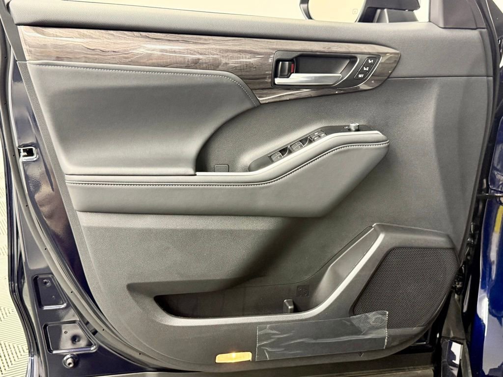 Used 2026 Toyota Highlander Platinum image 17