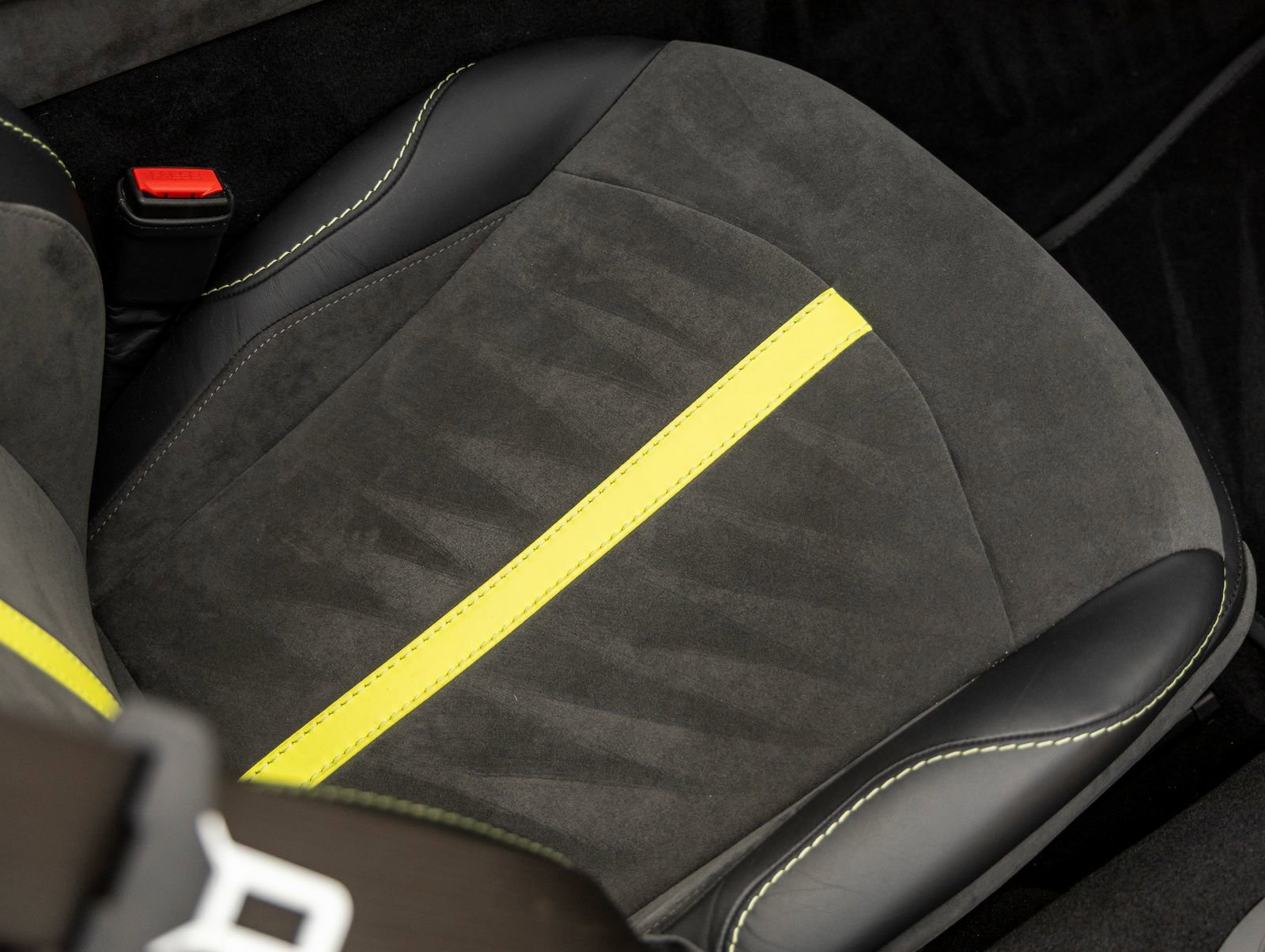 Used 2023 Aston Martin V8 Vantage Roadster RWD image 41