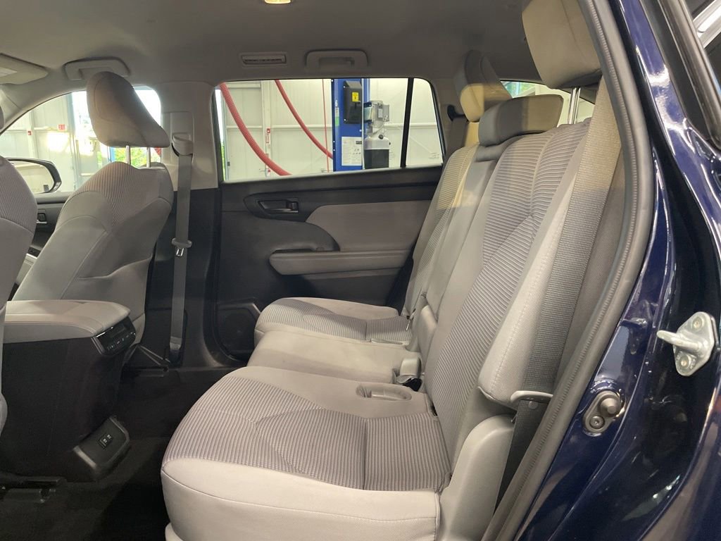 Used 2021 Toyota Highlander L AWD/4WD image 16