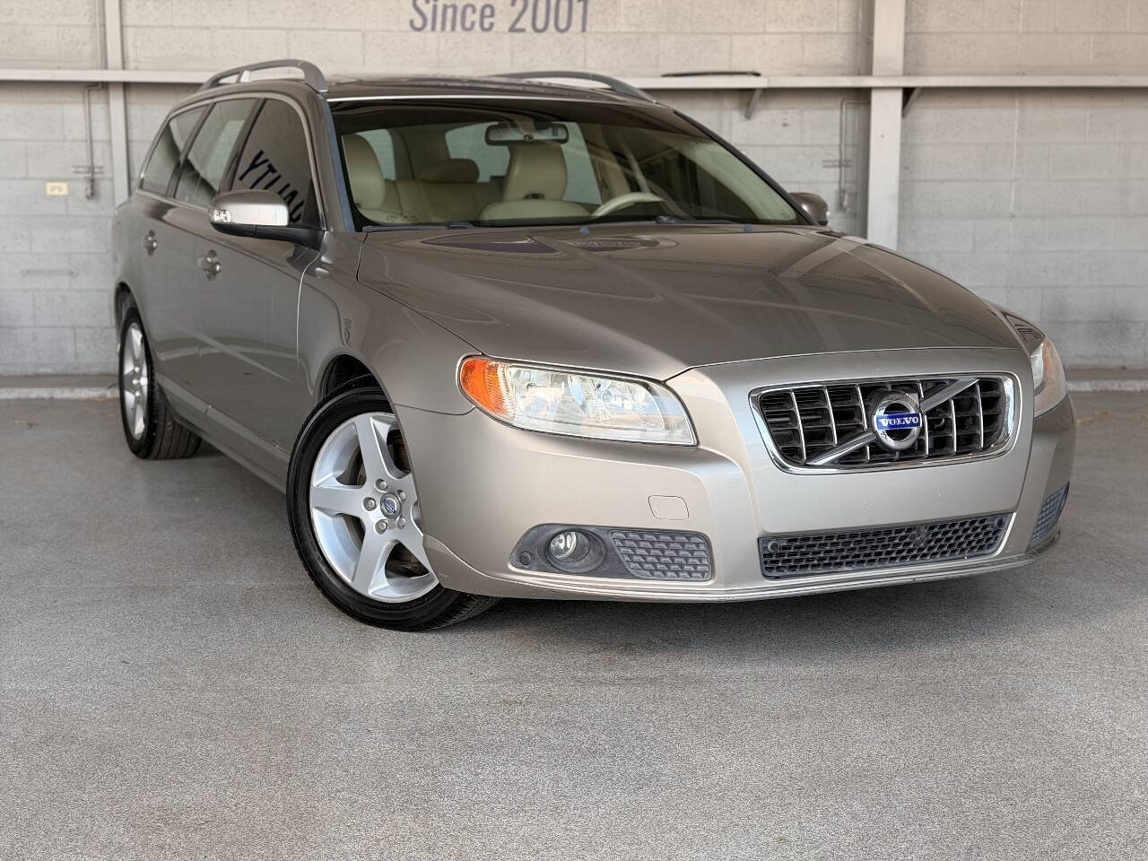 Used 2010 Volvo V70 FWD image 2