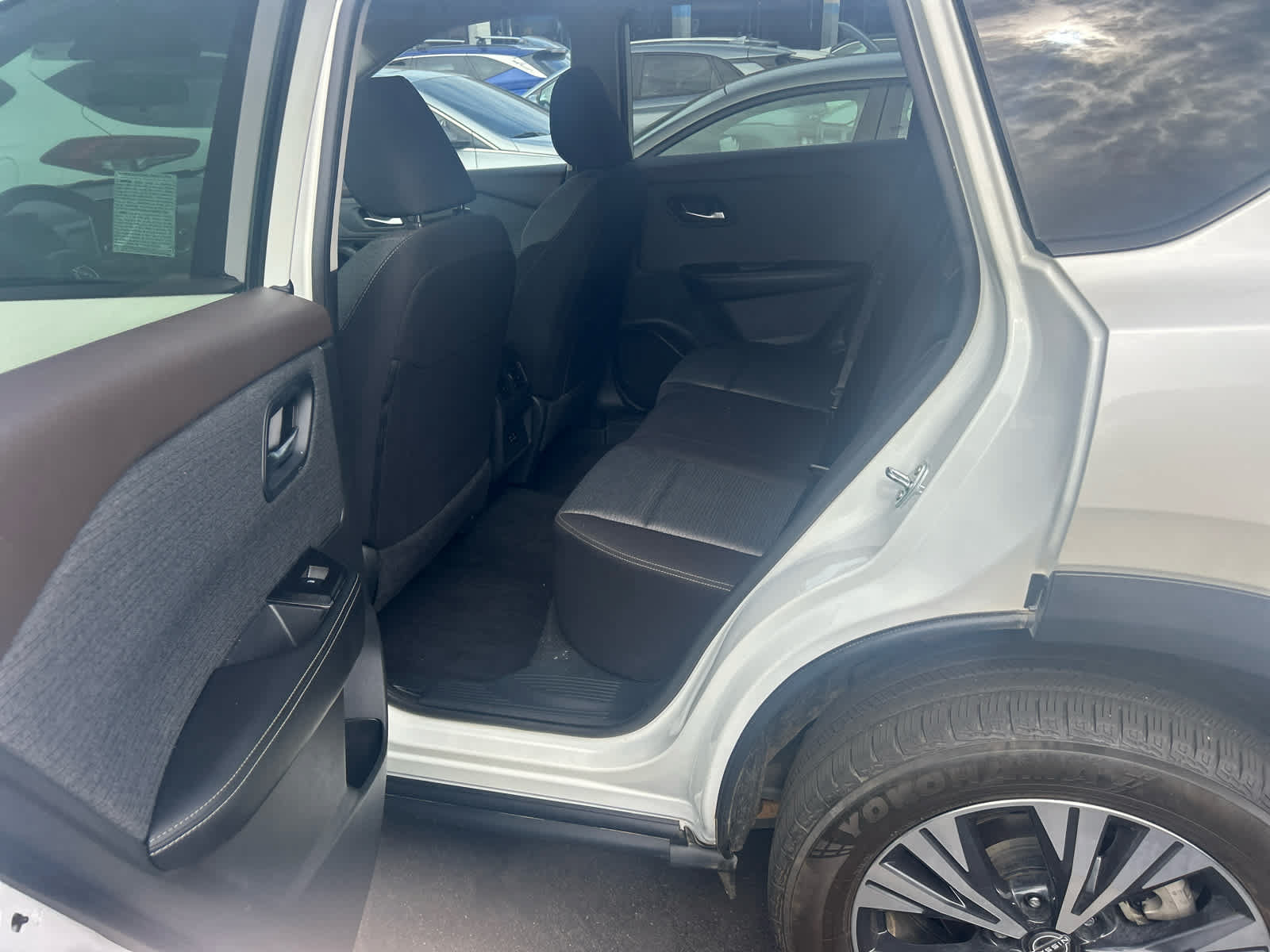 Used 2023 Nissan Rogue SV FWD image 2