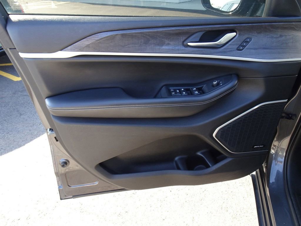 Used 2022 Jeep Grand Cherokee L Limited AWD/4WD image 13