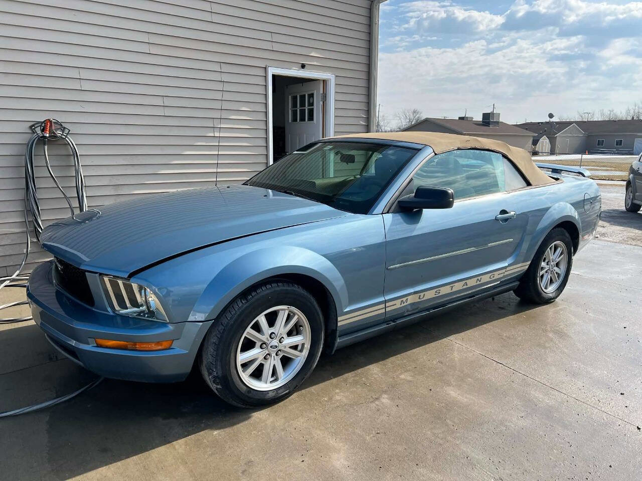 Used 2005 Ford Mustang Convertible image 1
