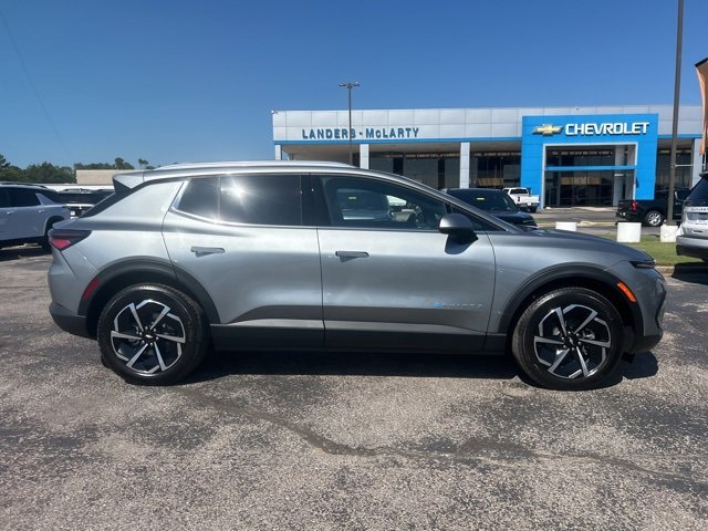 New 2026 Chevrolet Equinox EV LT image 2