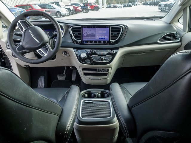 Used 2023 Chrysler Pacifica Touring-L image 3