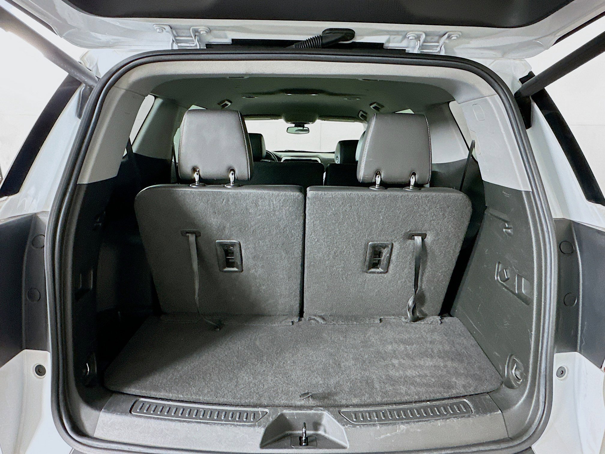 Used 2023 GMC Acadia SLT image 30