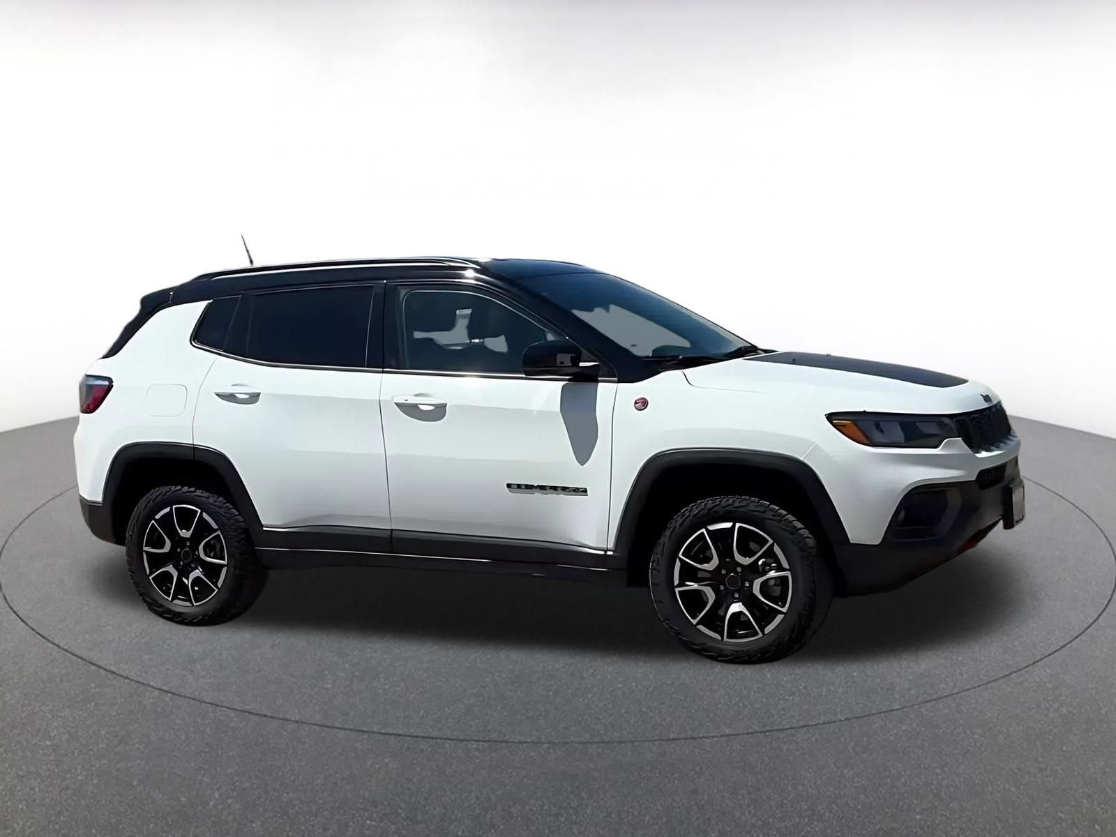 Used 2025 Jeep Compass Trailhawk image 16