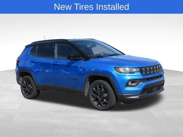 Used 2024 Jeep Compass Latitude w/ Convenience Group AWD/4WD image 2