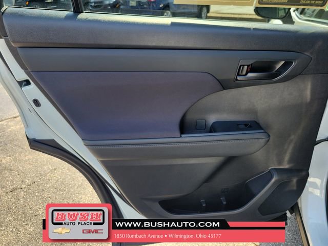 Used 2024 Toyota Highlander LE AWD/4WD image 15