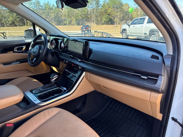 Used 2023 Kia Carnival EX image 10