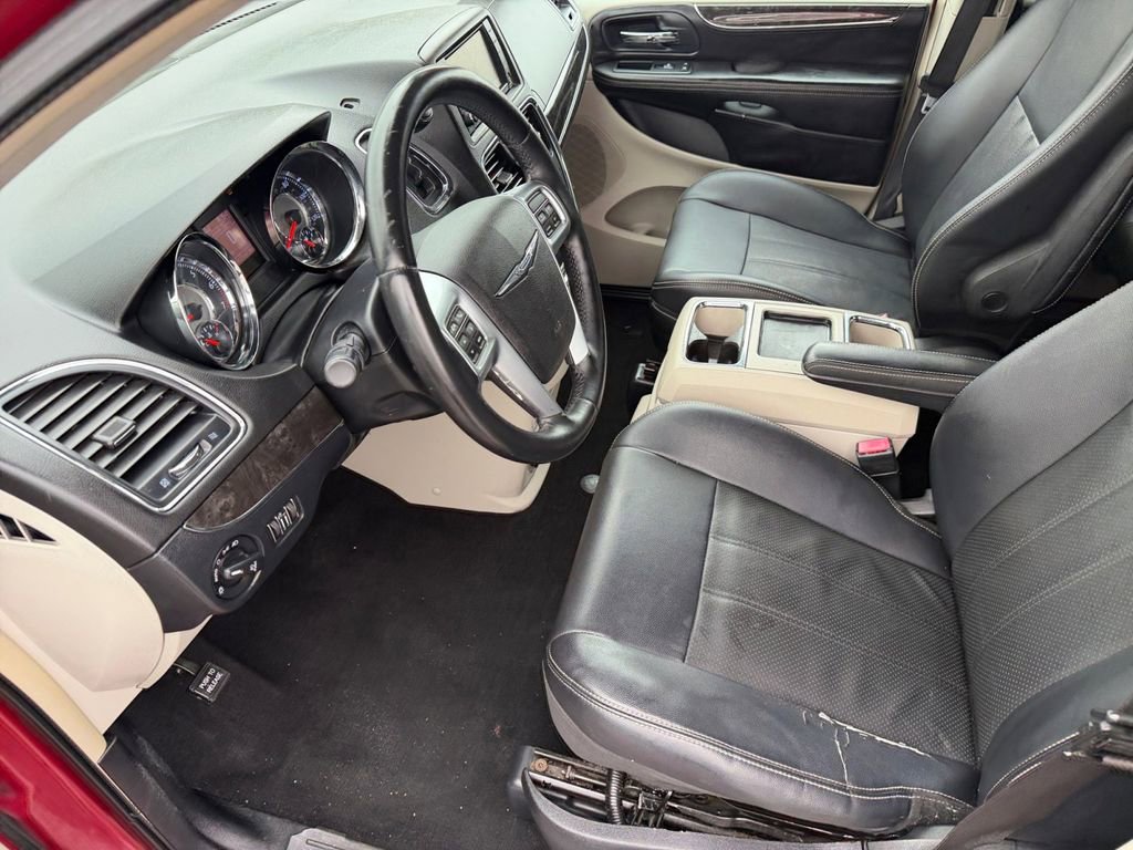 Used 2013 Chrysler Town & Country Touring-L FWD image 10