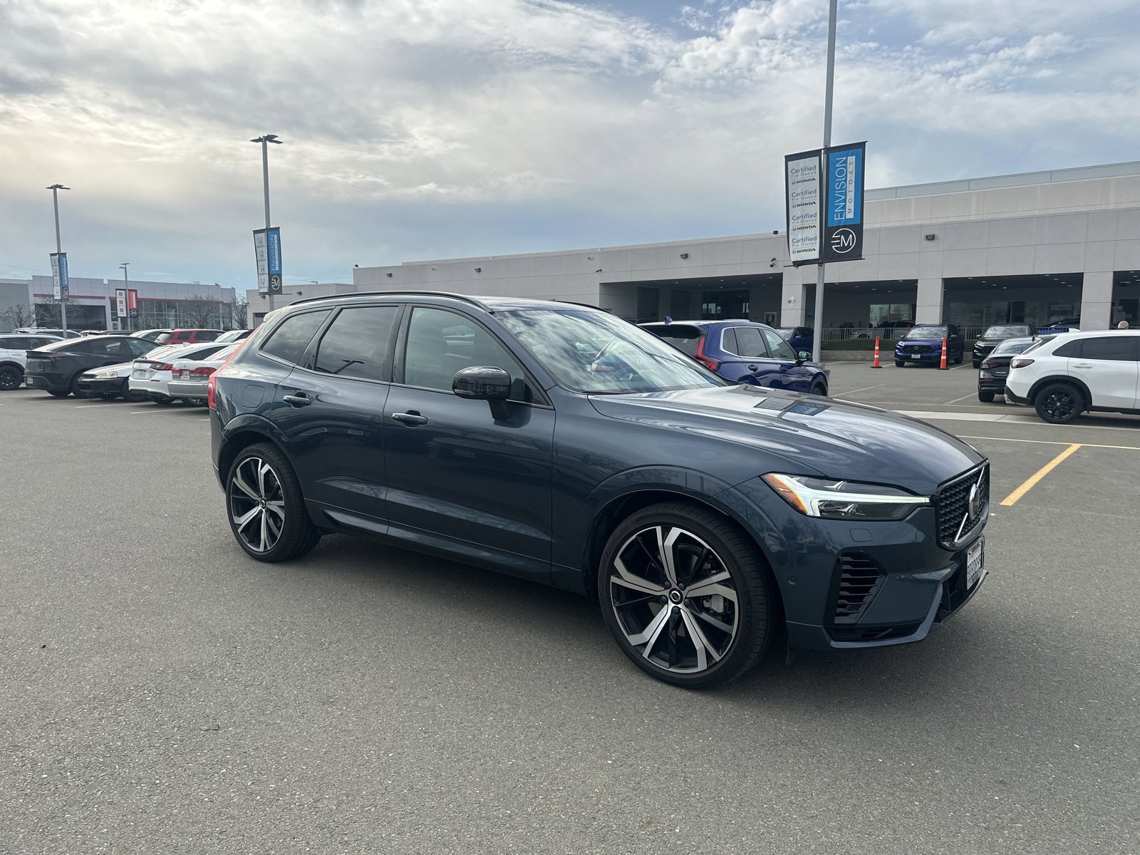 Used 2022 Volvo XC60 T8 R-Design w/ Advanced Package image 2