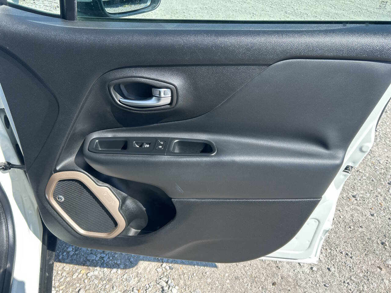 Used 2016 Jeep Renegade Limited image 24