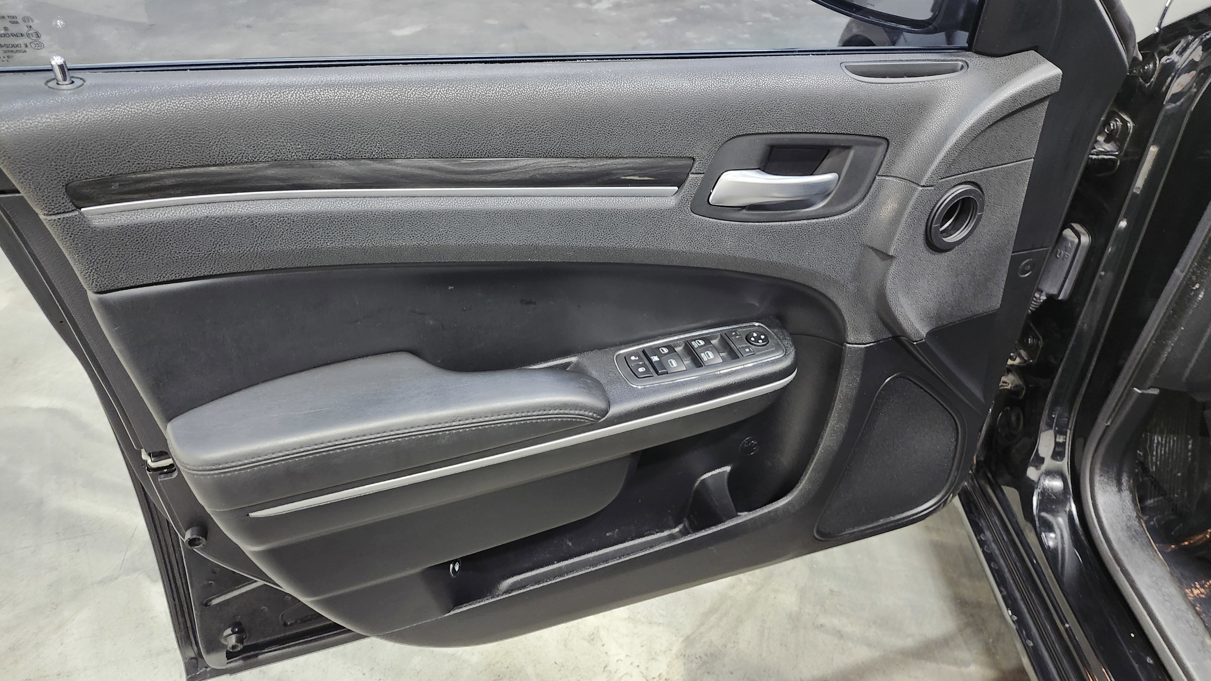 Used 2020 Chrysler 300 Touring w/ Driver Convenience Group image 25