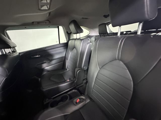 Used 2021 Toyota Highlander XLE AWD/4WD image 18