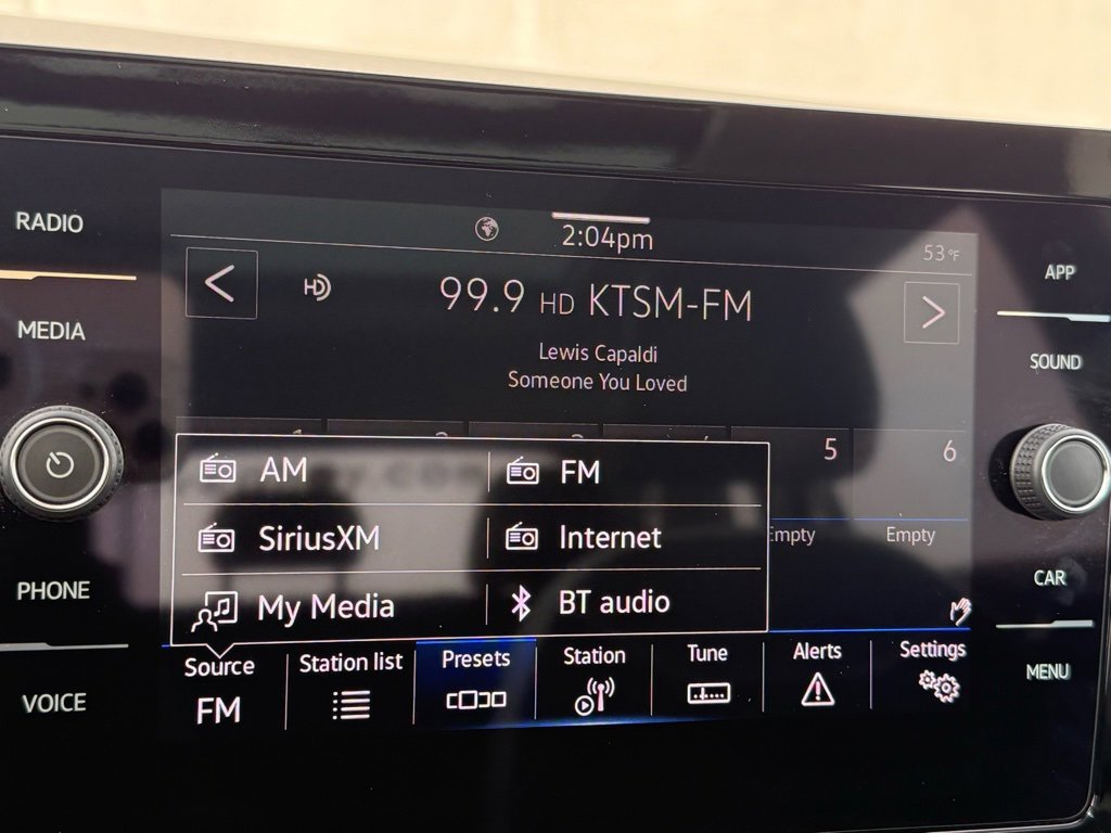 Used 2025 Volkswagen Taos SE image 11