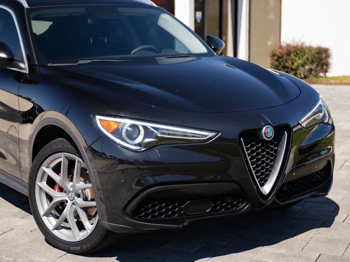 Used 2018 Alfa Romeo Stelvio Ti AWD/4WD image 3