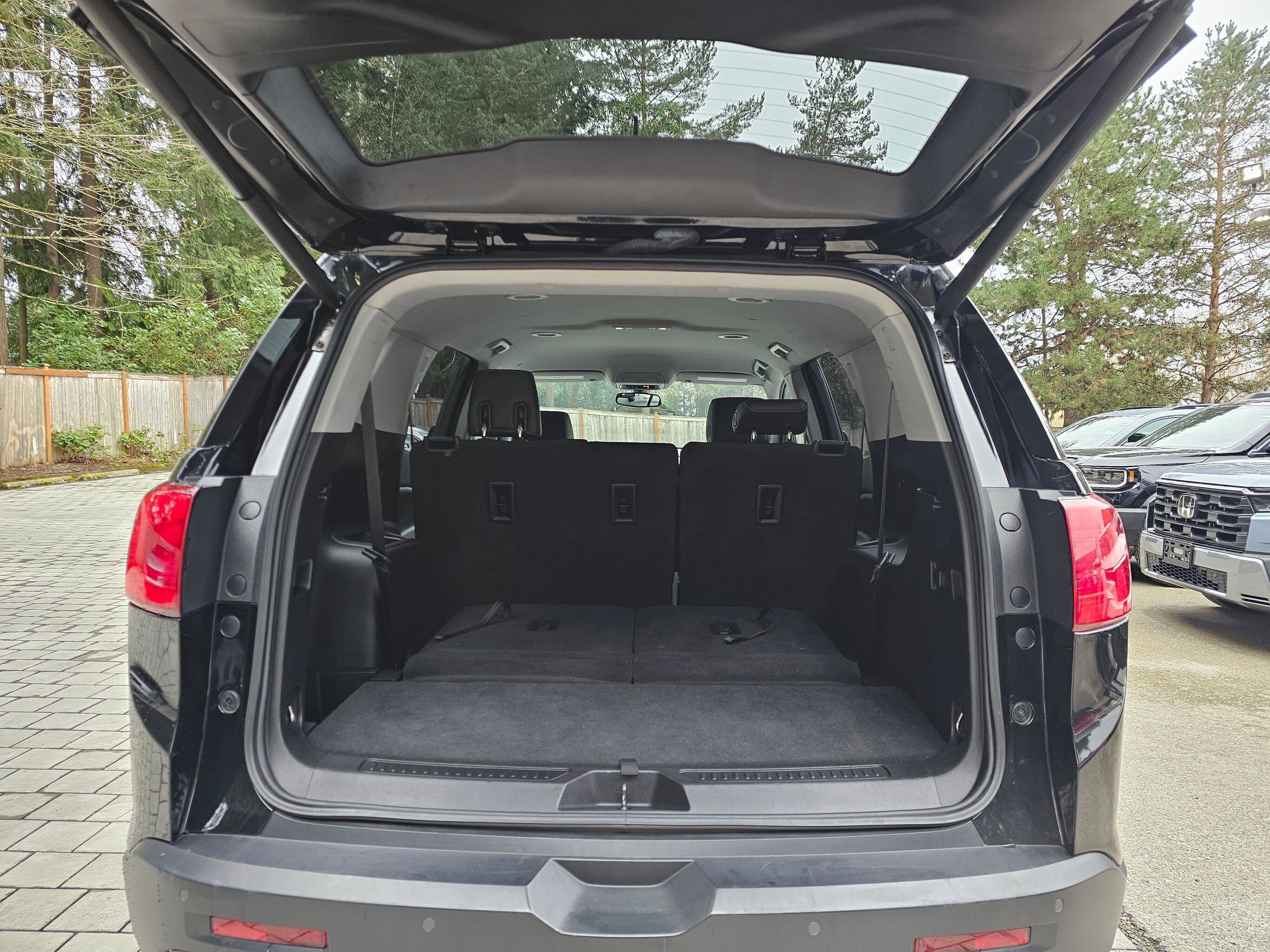 Used 2019 GMC Acadia SLT w/ LPO, Cargo Package AWD/4WD image 13