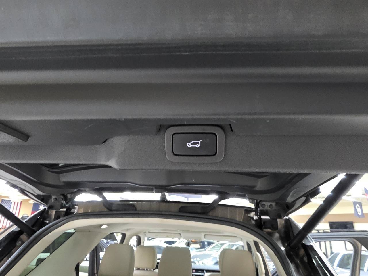 Used 2017 Land Rover Discovery HSE AWD/4WD image 16