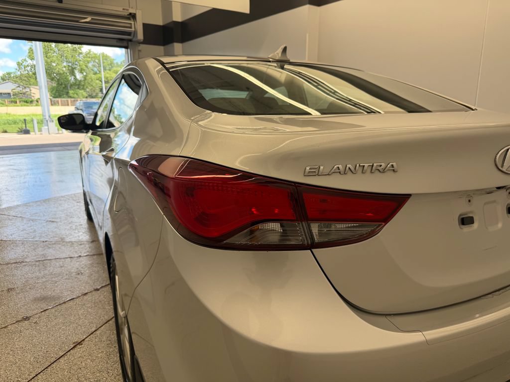 Used 2015 Hyundai Elantra SE w/ Option Group 02 FWD image 23