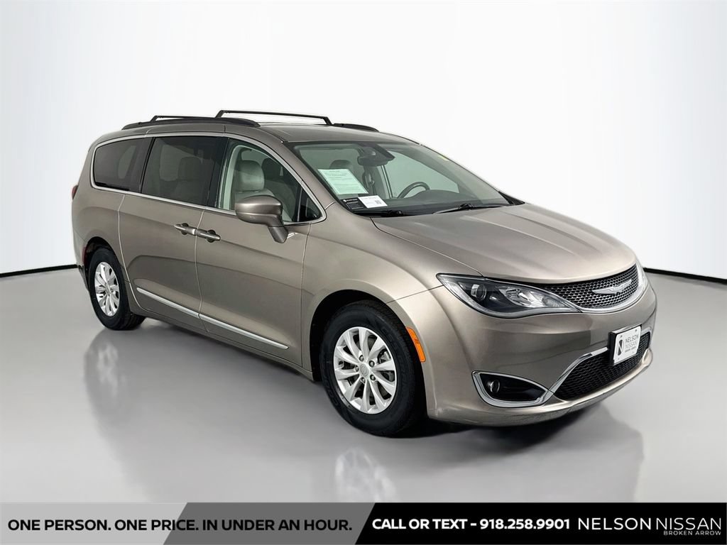 Used 2017 Chrysler Pacifica Touring-L FWD image 3