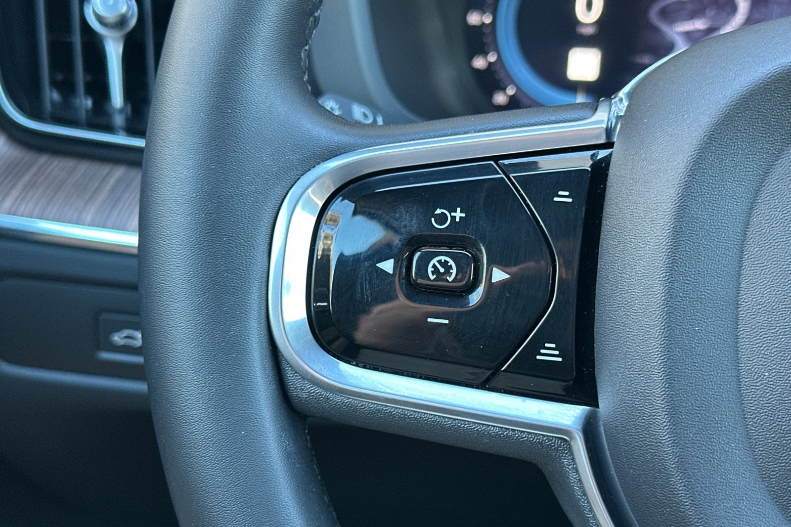 Certified 2023 Volvo XC60 B5 Ultimate w/ Climate Package image 30