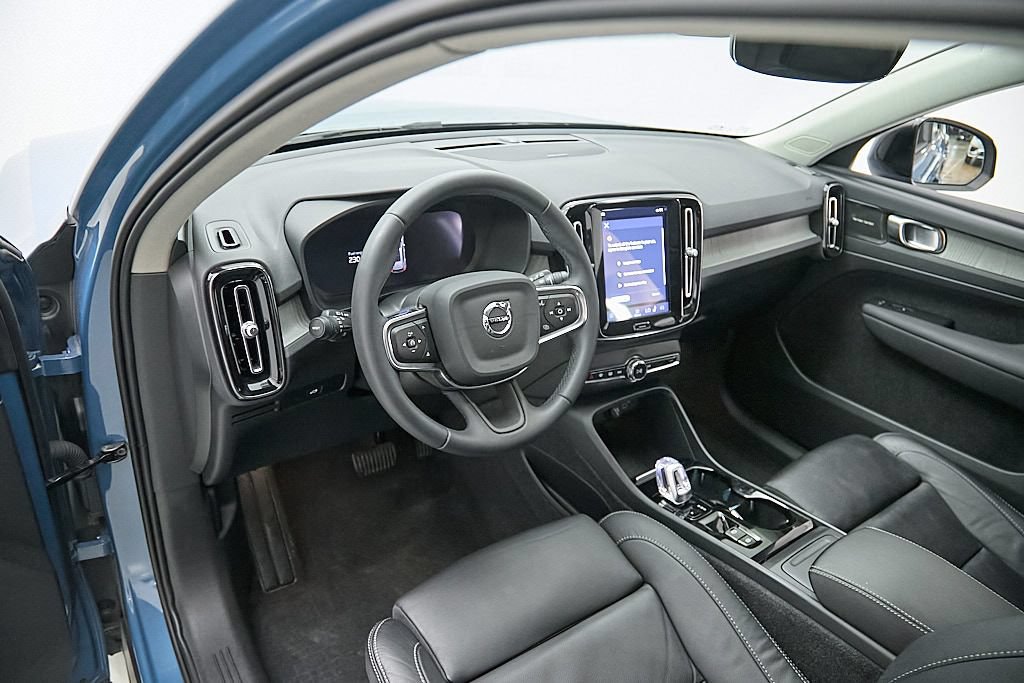 Certified 2024 Volvo XC40 B5 Ultimate w/ Climate Package AWD/4WD image 12