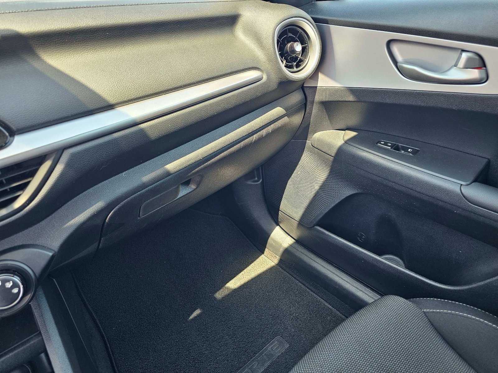Certified 2024 Kia Forte LXS w/ LXS Technology Package FWD image 24