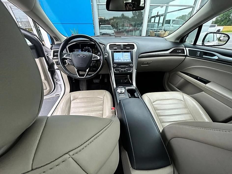 Used 2017 Ford Fusion SE w/ Fusion SE Technology Package FWD image 3