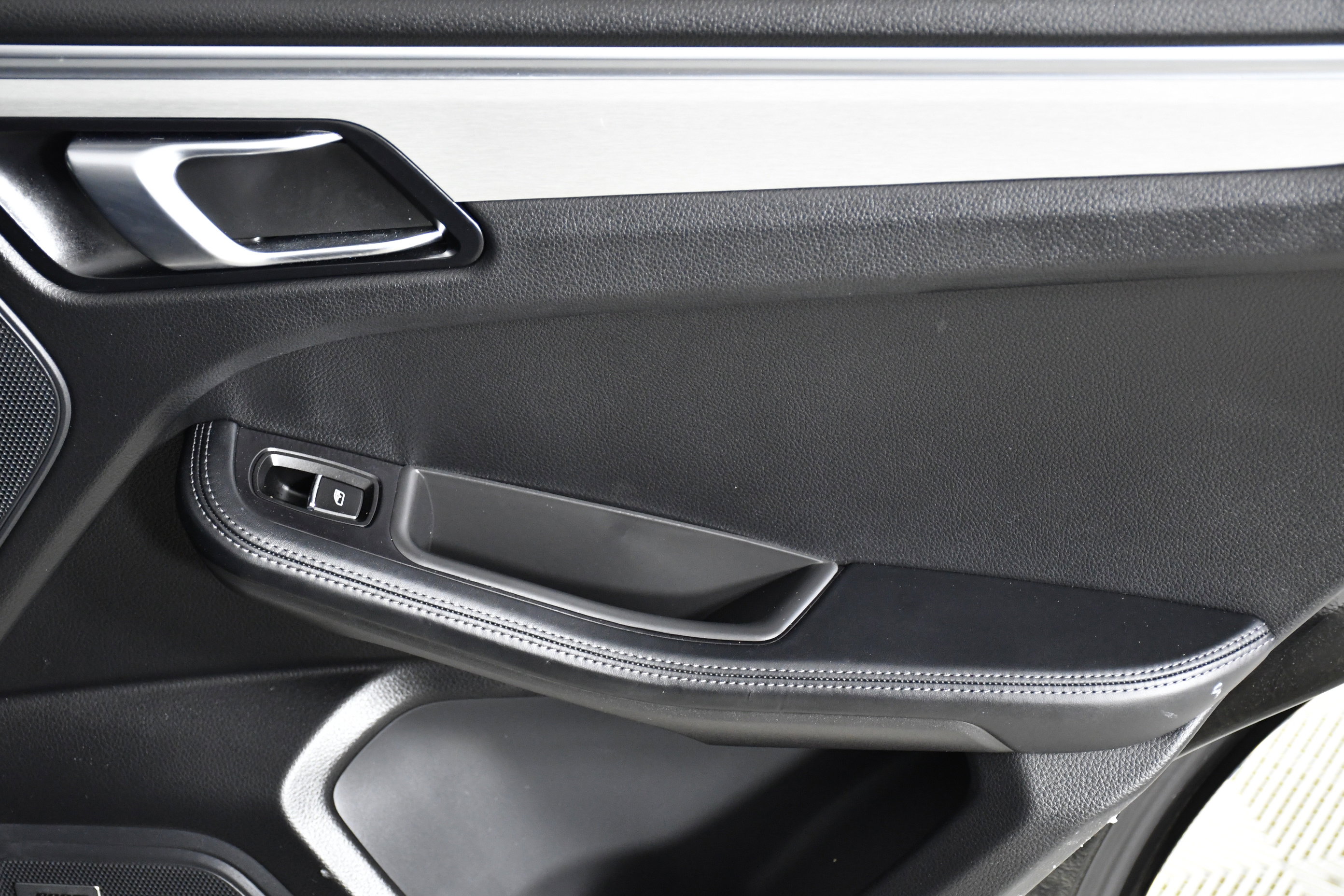 Used 2020 Porsche Macan Turbo image 25