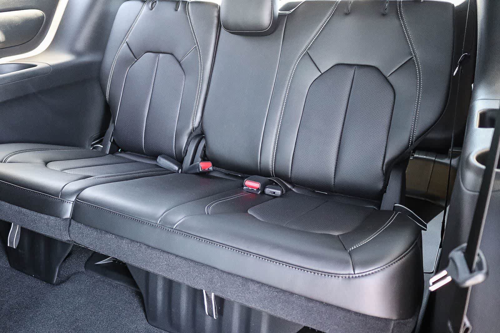 New 2027 Chrysler Pacifica Select FWD image 16