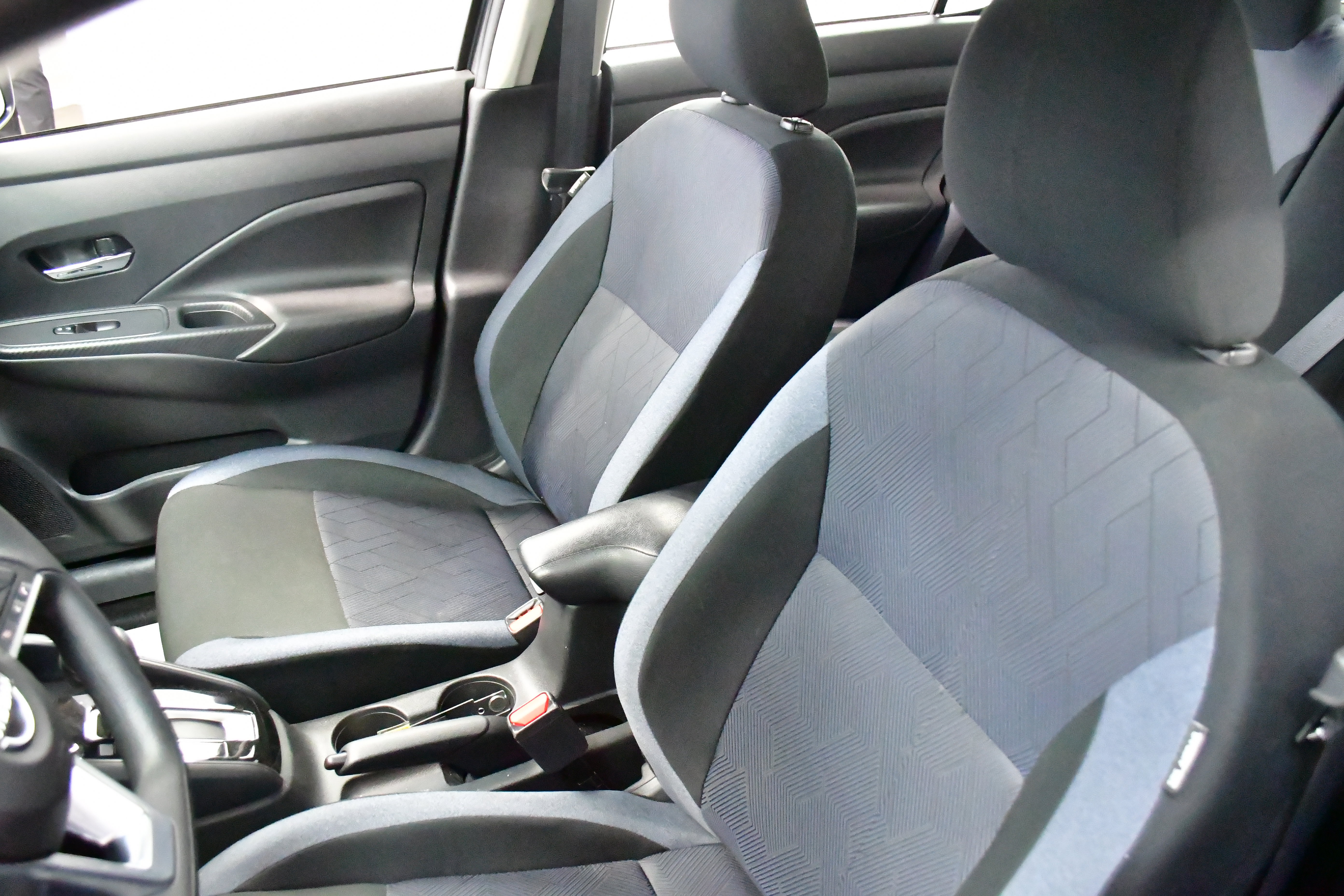 Used 2025 Nissan Versa SV image 18