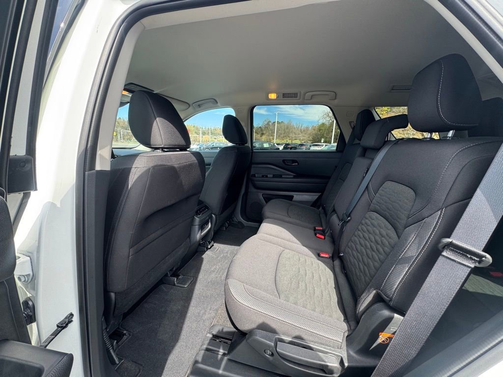 Used 2025 Nissan Pathfinder SV image 16