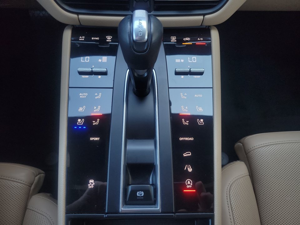 Used 2023 Porsche Macan AWD/4WD image 18