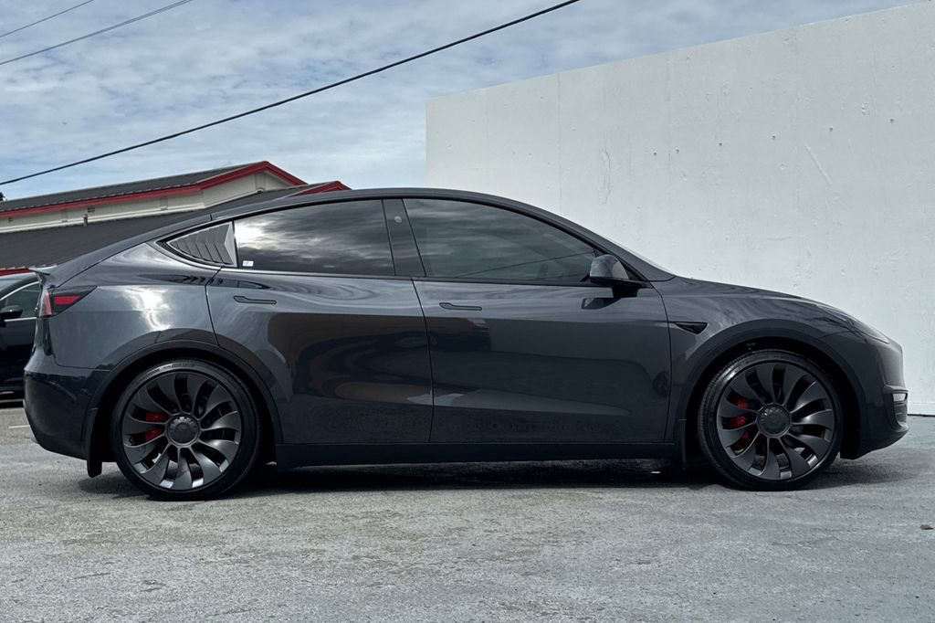 Used 2025 Tesla Model Y Performance image 2